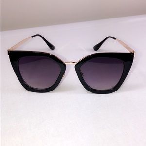 BOSS VIBES! Black winged sunglasses